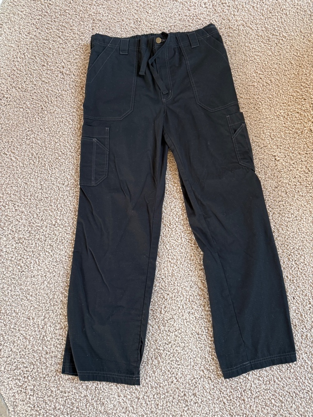Carhartt black cargo pants unisex medium. 9 pockets, like new
